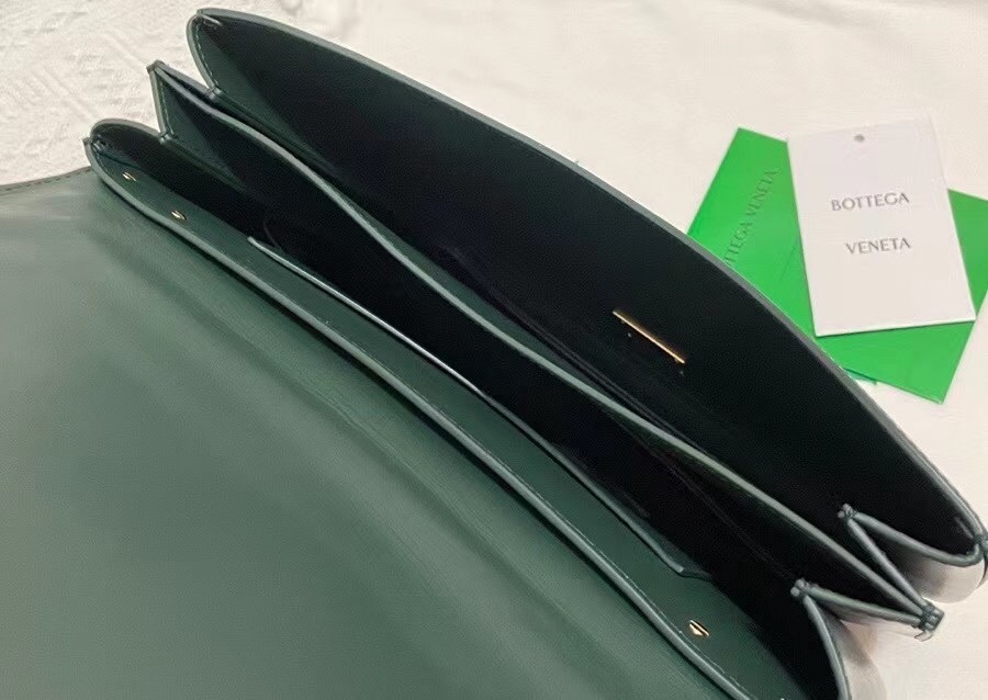 bo*te*ga Ve*ne*ta mount medium envelope bag in green calfskin