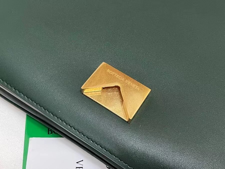 bo*te*ga Ve*ne*ta mount medium envelope bag in green calfskin