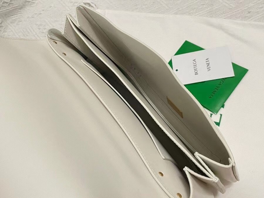 bo*te*ga Ve*ne*ta mount medium envelope bag in white calfskin