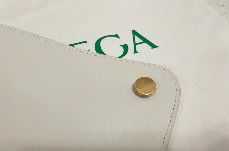 bo*te*ga Ve*ne*ta mount medium envelope bag in white calfskin