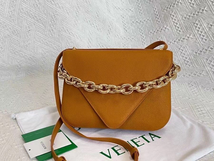 bo*te*ga Ve*ne*ta mount medium envelope bag in cob leather