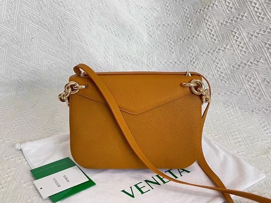 bo*te*ga Ve*ne*ta mount medium envelope bag in cob leather