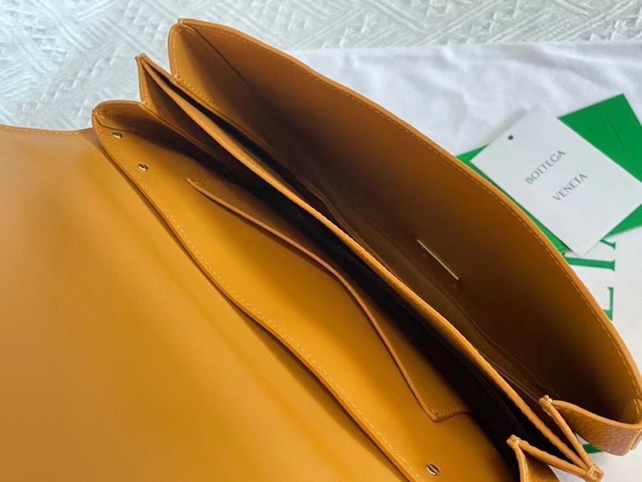 bo*te*ga Ve*ne*ta mount medium envelope bag in cob leather