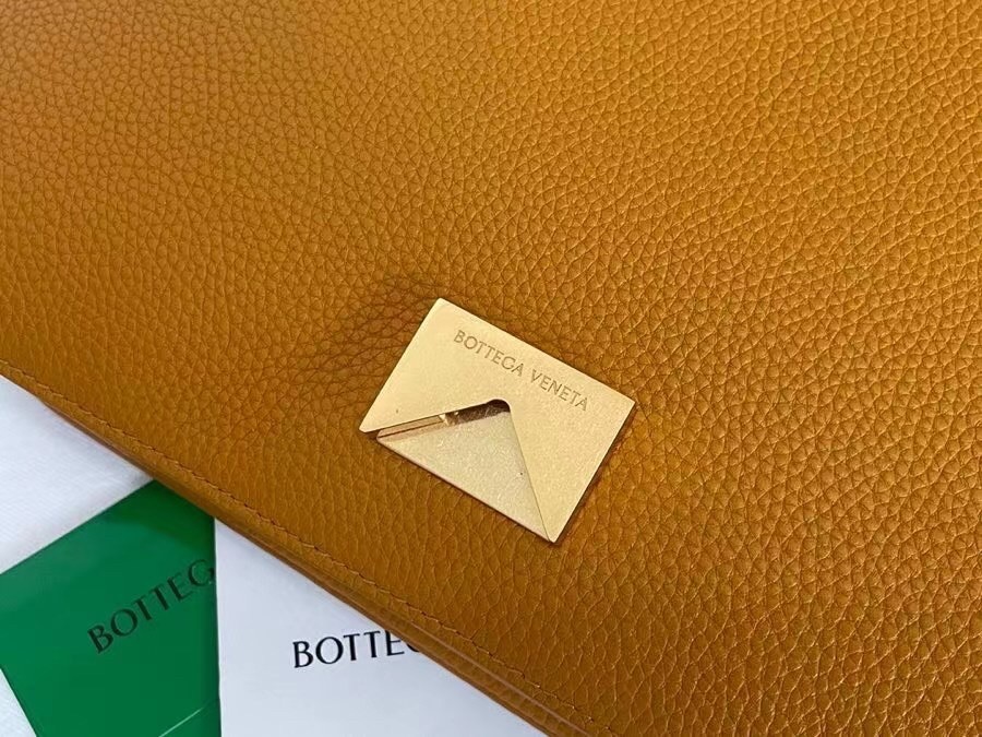 bo*te*ga Ve*ne*ta mount medium envelope bag in cob leather