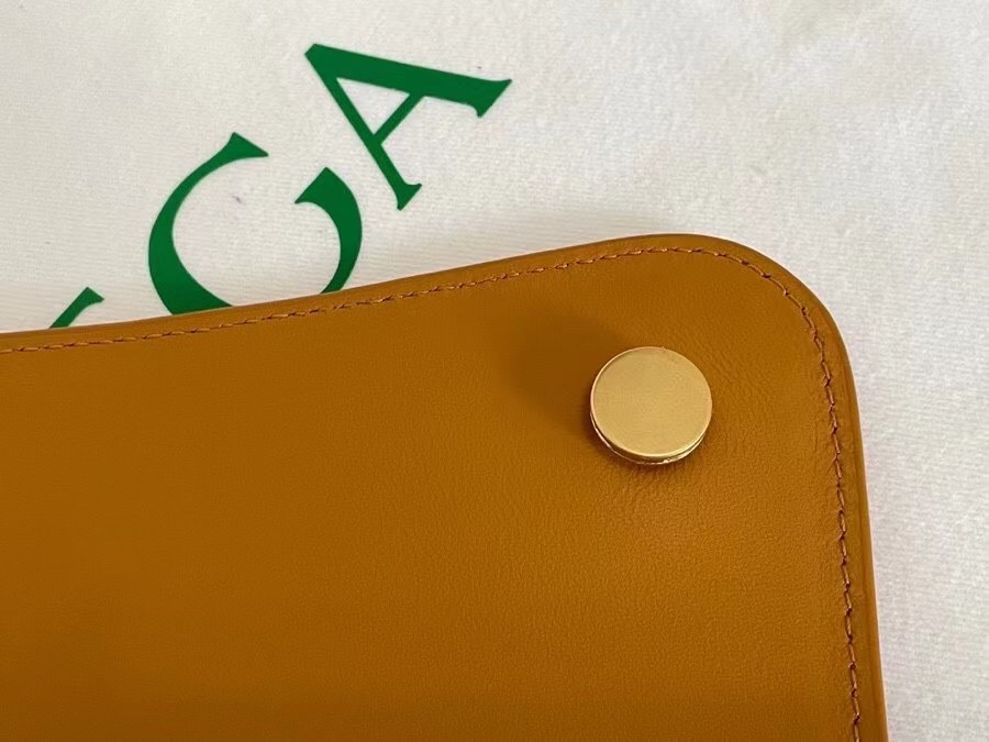 bo*te*ga Ve*ne*ta mount medium envelope bag in cob leather