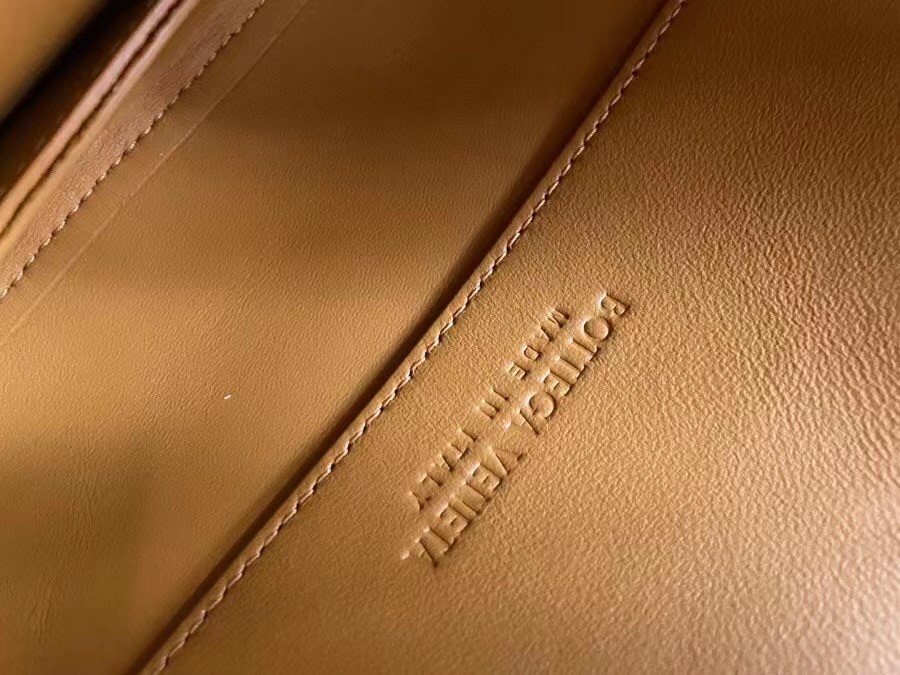 bo*te*ga Ve*ne*ta mount medium envelope bag in cob leather