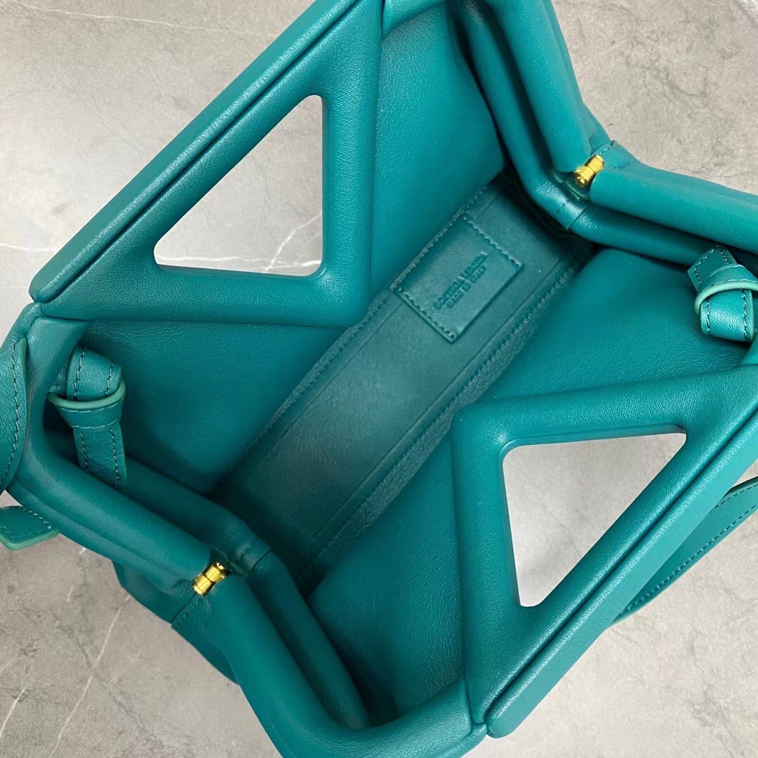 bo*te*ga Ve*ne*ta small point top handle bag in mallard nappa leather