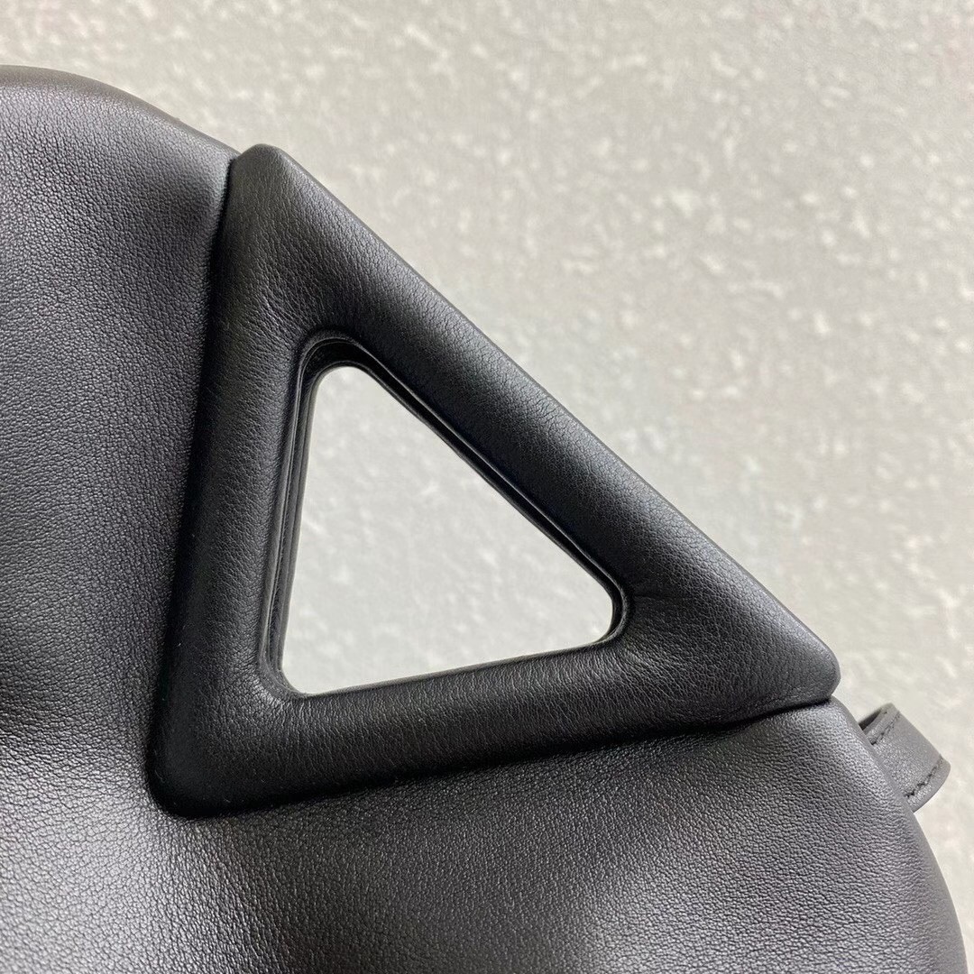 bo*te*ga Ve*ne*ta small point top handle bag in black leather