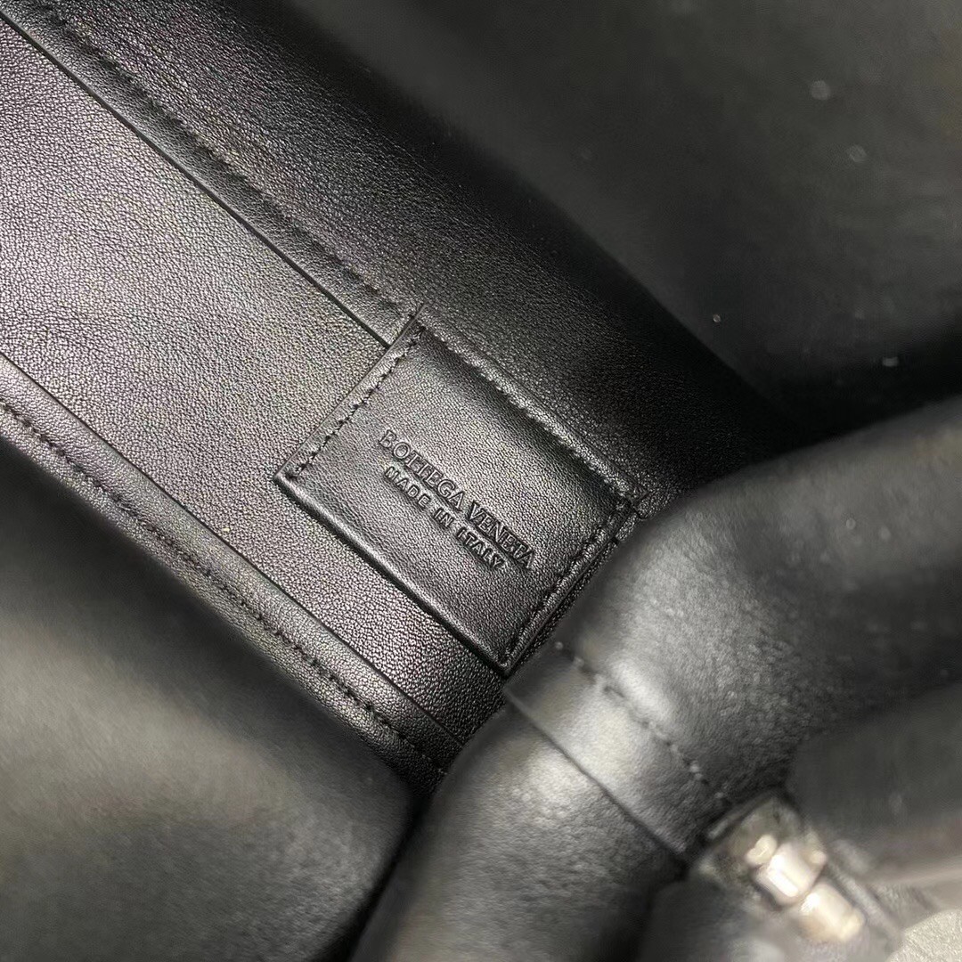bo*te*ga Ve*ne*ta small point top handle bag in black leather