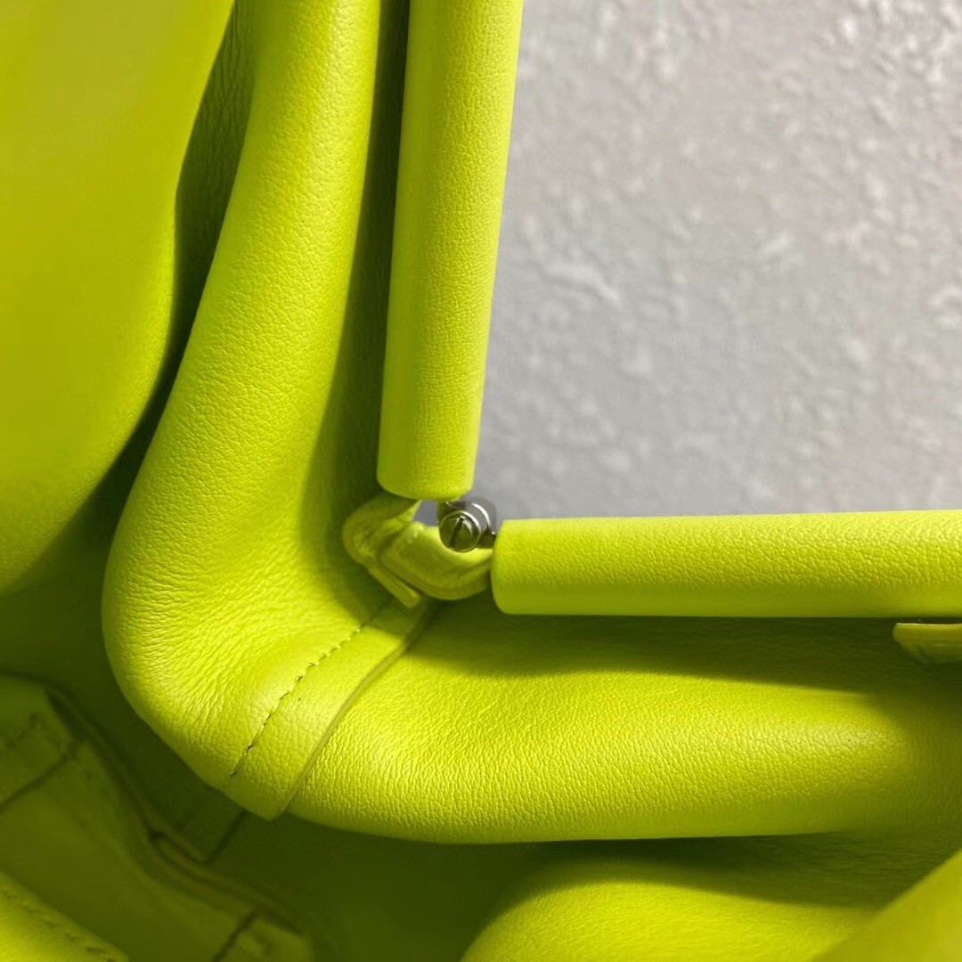 bo*te*ga Ve*ne*ta small point top handle bag in seagrass leather