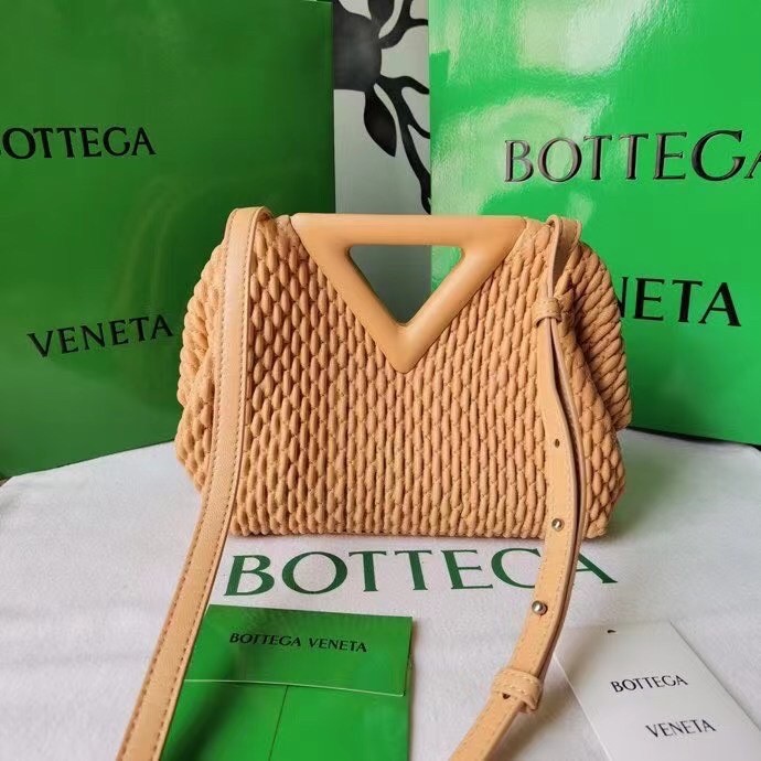 bo*te*ga Ve*ne*ta small point bag in peachy quilted leather