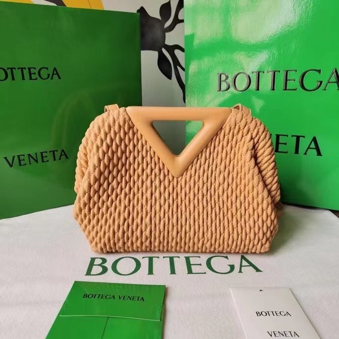 bo*te*ga Ve*ne*ta small point bag in peachy quilted leather
