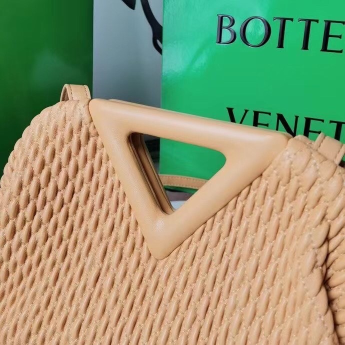 bo*te*ga Ve*ne*ta small point bag in peachy quilted leather