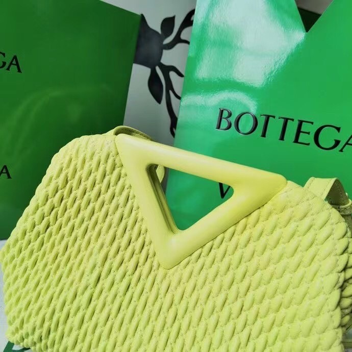 bo*te*ga Ve*ne*ta small point bag in seagrass quilted leather