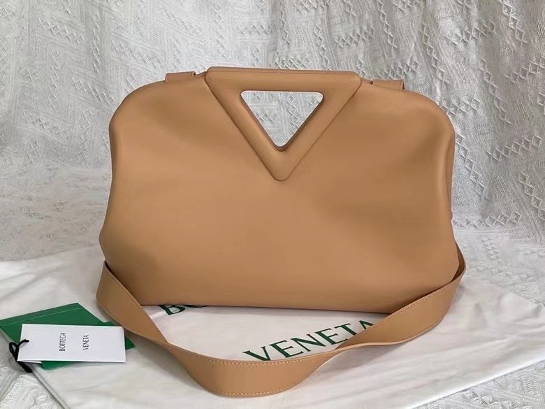 bo*te*ga Ve*ne*ta medium point top handle bag in beige leather