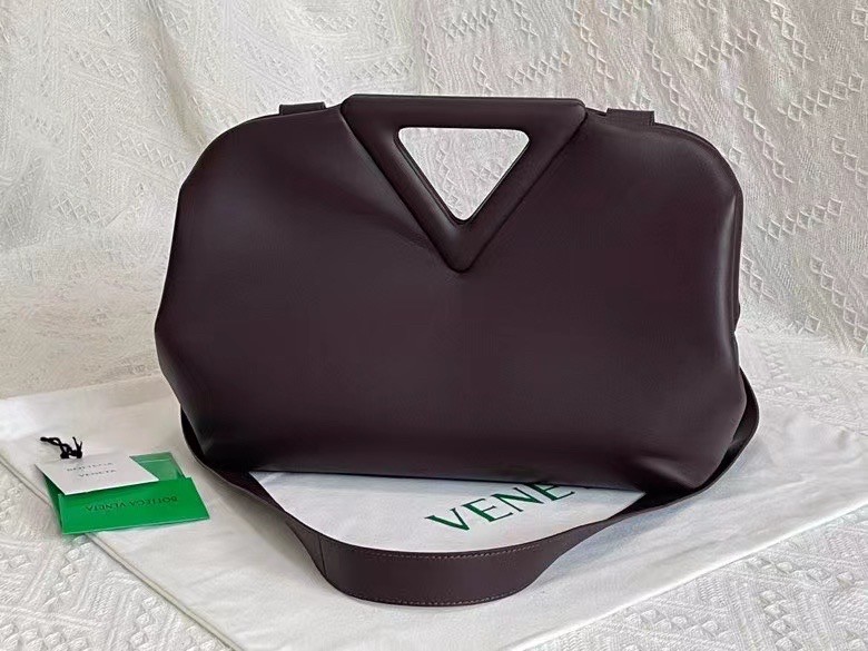 bo*te*ga Ve*ne*ta medium point top handle bag in grape leather