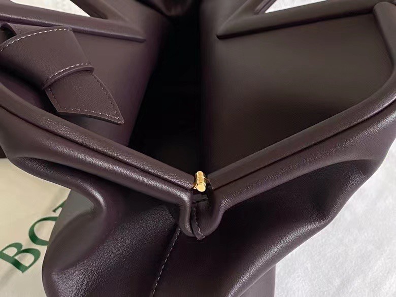 bo*te*ga Ve*ne*ta medium point top handle bag in grape leather