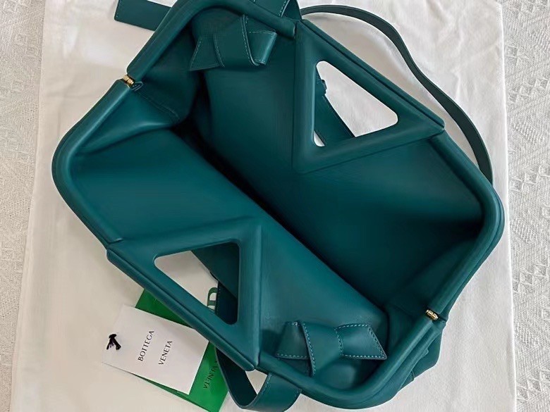 bo*te*ga Ve*ne*ta medium point top handle bag in mallard leather