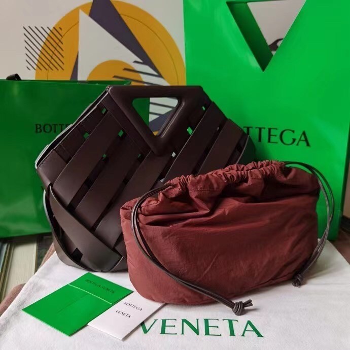 bo*te*ga Ve*ne*ta medium point bag in fondant intrecciato leather
