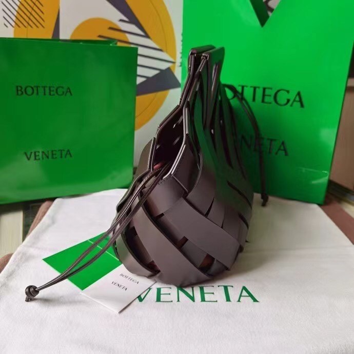 bo*te*ga Ve*ne*ta medium point bag in fondant intrecciato leather