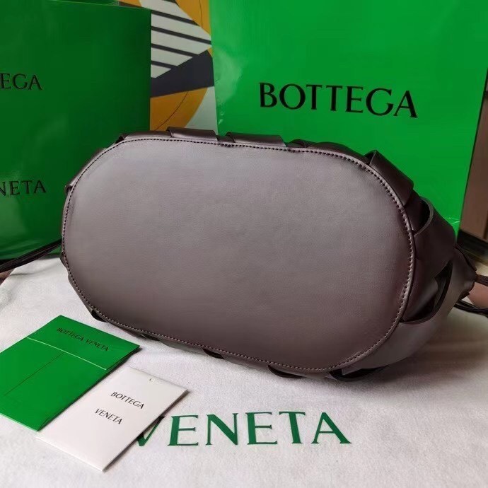 bo*te*ga Ve*ne*ta medium point bag in fondant intrecciato leather