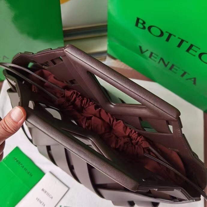 bo*te*ga Ve*ne*ta medium point bag in fondant intrecciato leather