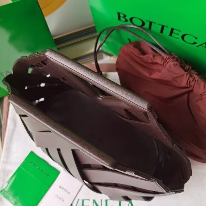 bo*te*ga Ve*ne*ta medium point bag in fondant intrecciato leather