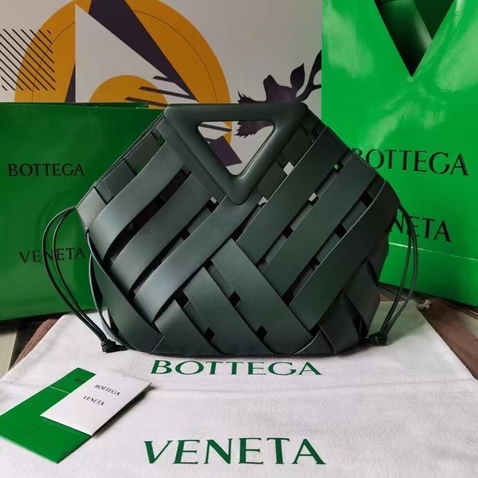 bo*te*ga Ve*ne*ta medium point bag in green intrecciato leather