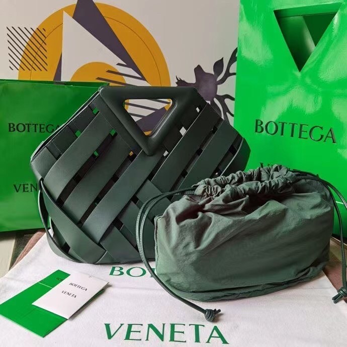 bo*te*ga Ve*ne*ta medium point bag in green intrecciato leather