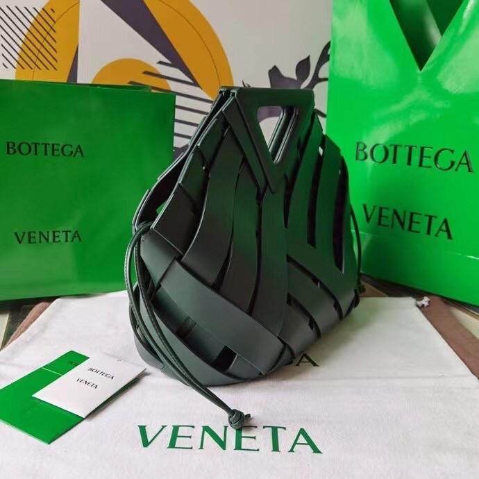bo*te*ga Ve*ne*ta medium point bag in green intrecciato leather