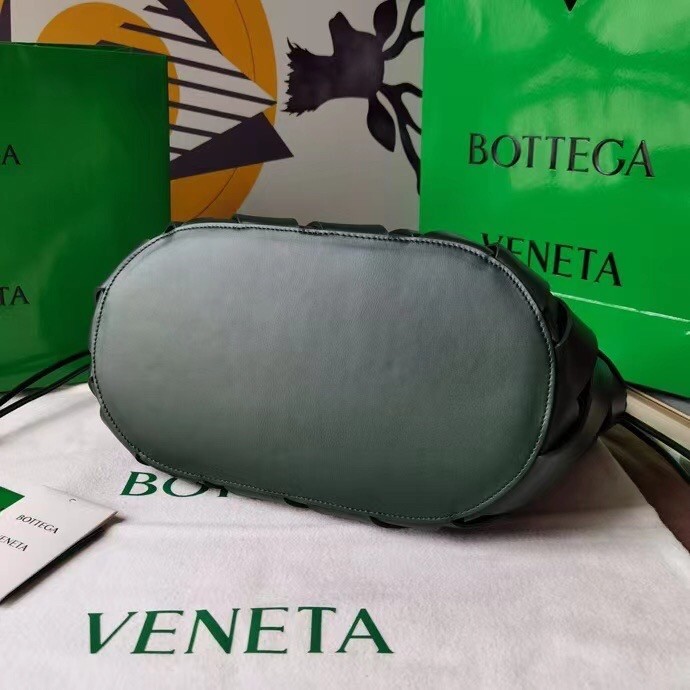 bo*te*ga Ve*ne*ta medium point bag in green intrecciato leather