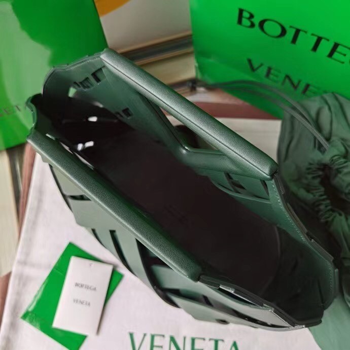 bo*te*ga Ve*ne*ta medium point bag in green intrecciato leather