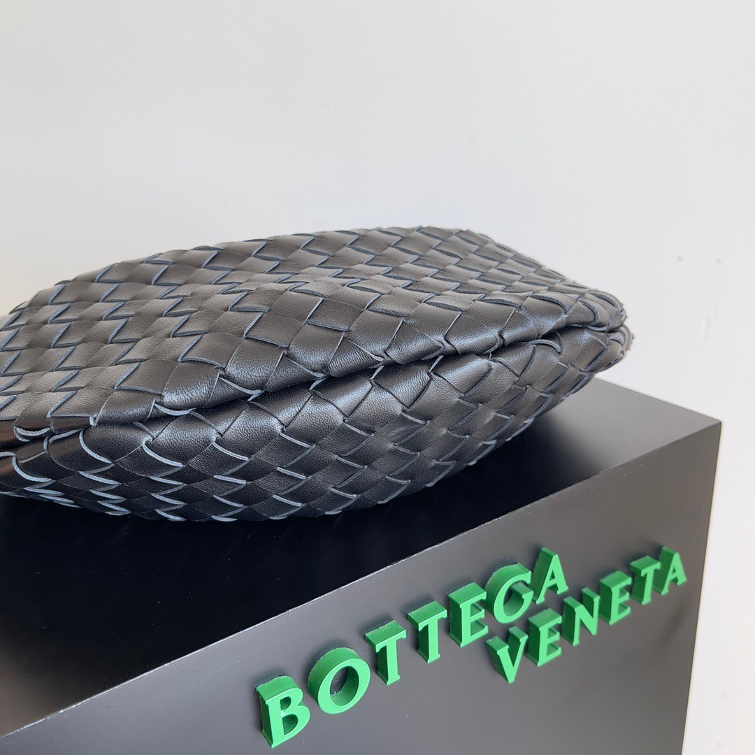 bo*te*ga Ve*ne*ta small sardine bag in black intrecciato lambskin