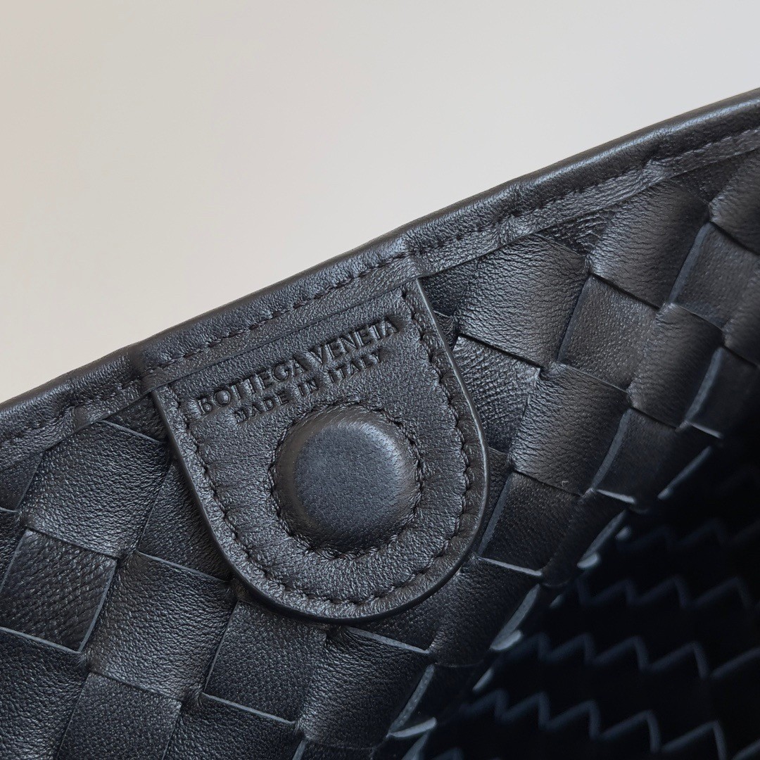 bo*te*ga Ve*ne*ta small sardine bag in black intrecciato lambskin