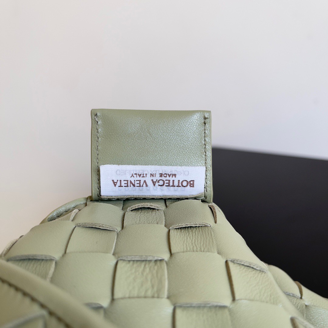 bo*te*ga Ve*ne*ta small sardine bag in travertine intrecciato lambskin