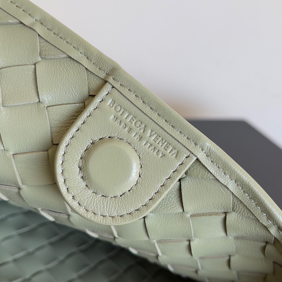 bo*te*ga Ve*ne*ta small sardine bag in travertine intrecciato lambskin