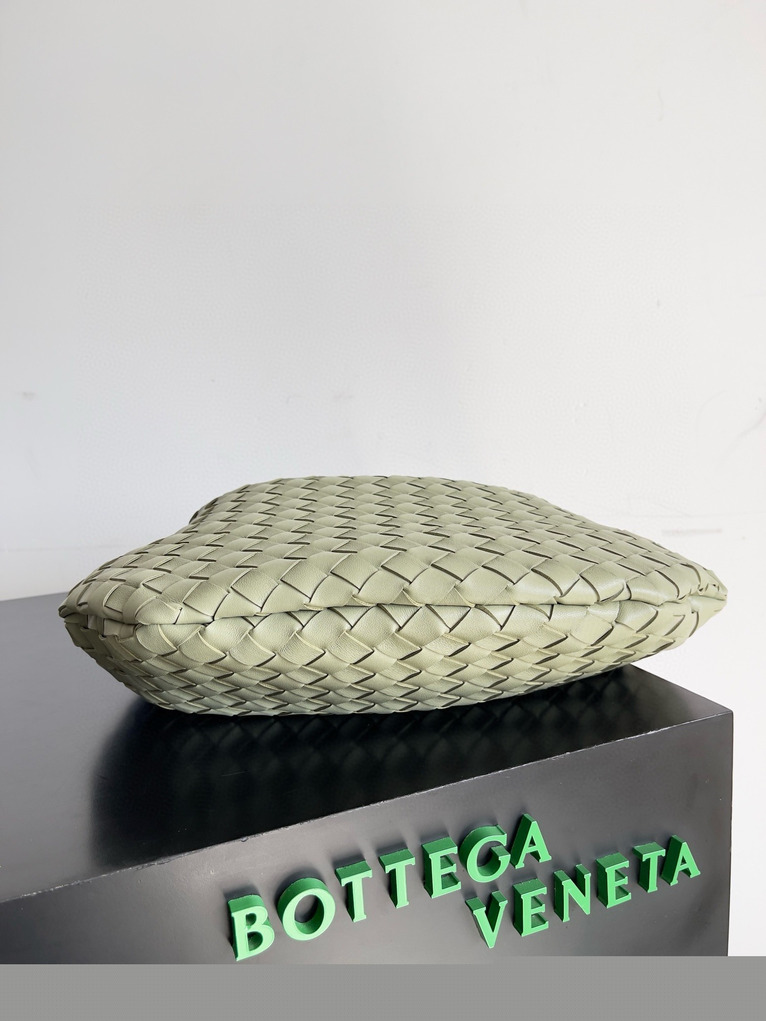 bo*te*ga Ve*ne*ta sardine medium bag in travertine intrecciato lambskin