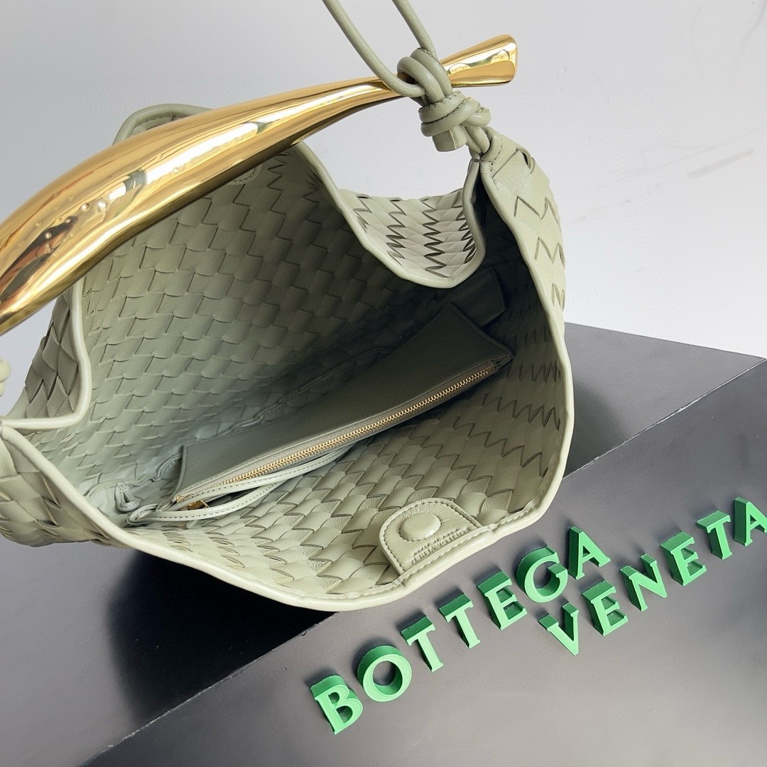 bo*te*ga Ve*ne*ta sardine medium bag in travertine intrecciato lambskin