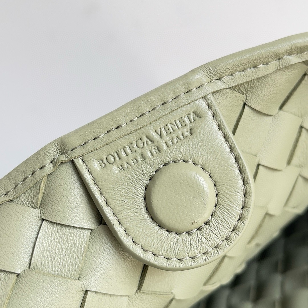 bo*te*ga Ve*ne*ta sardine medium bag in travertine intrecciato lambskin
