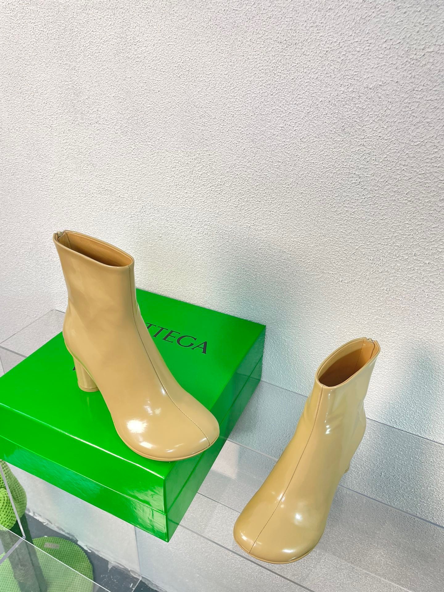 bo*te*ga Ve*ne*ta atomic ankle boots in beige lambskin