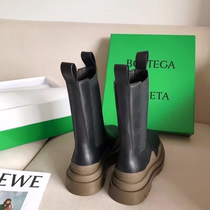 bo*te*ga Ve*ne*ta bv tire chelsea boots with brown outsole
