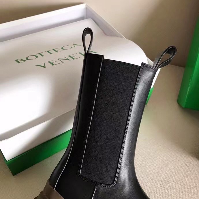 bo*te*ga Ve*ne*ta bv tire chelsea boots with brown outsole