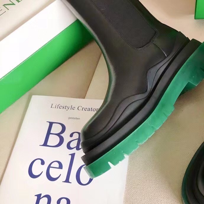 bo*te*ga Ve*ne*ta bv tire chelsea boots with green outsole