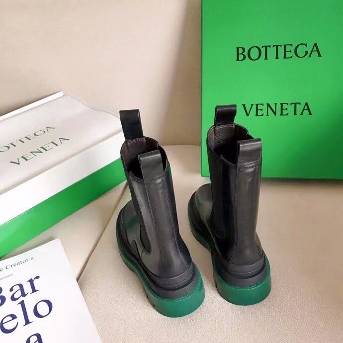 bo*te*ga Ve*ne*ta bv tire chelsea boots with green outsole