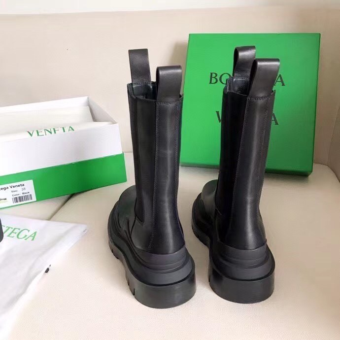 bo*te*ga Ve*ne*ta bv tire chelsea boots in black calfskin