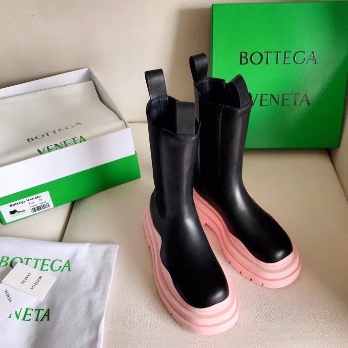 bo*te*ga Ve*ne*ta bv tire chelsea boots with pink outsole