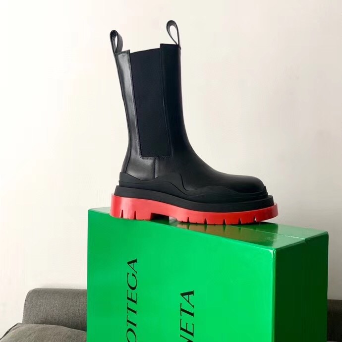 bo*te*ga Ve*ne*ta bv tire chelsea boots with red outsole