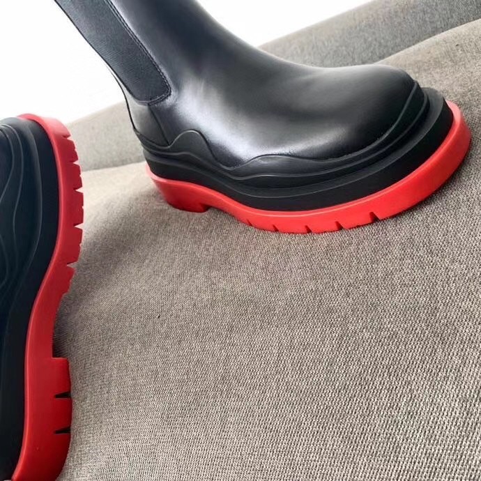 bo*te*ga Ve*ne*ta bv tire chelsea boots with red outsole