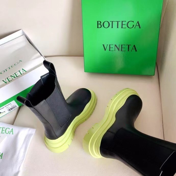 bo*te*ga Ve*ne*ta bv tire chelsea boots with yellow outsole