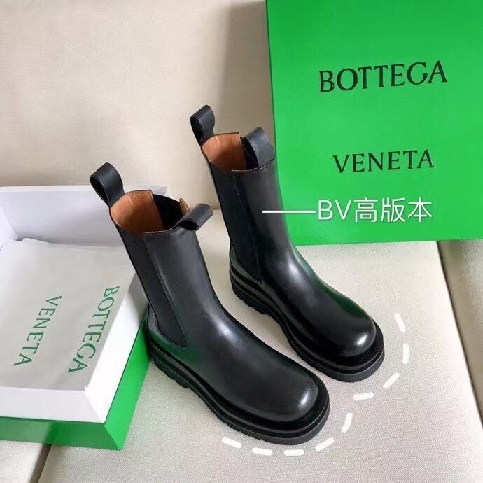 bo*te*ga Ve*ne*ta bv lug chelsea boots in black calfskin